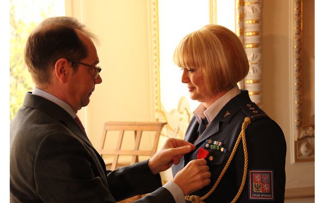 Roland Galharague, velvyslanec Francie v České republice, a náměstkyně Celní správy Vendulka Holá.