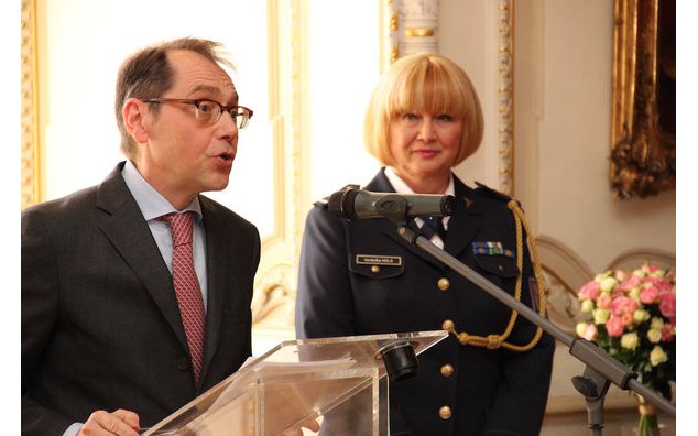 Roland Galharague, velvyslanec Francie v České republice, a náměstkyně Celní správy Vendulka Holá.